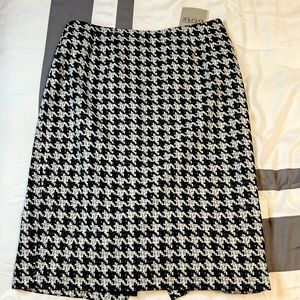 KASPER Black and White “Plaid” Designed Pencil Skirt
